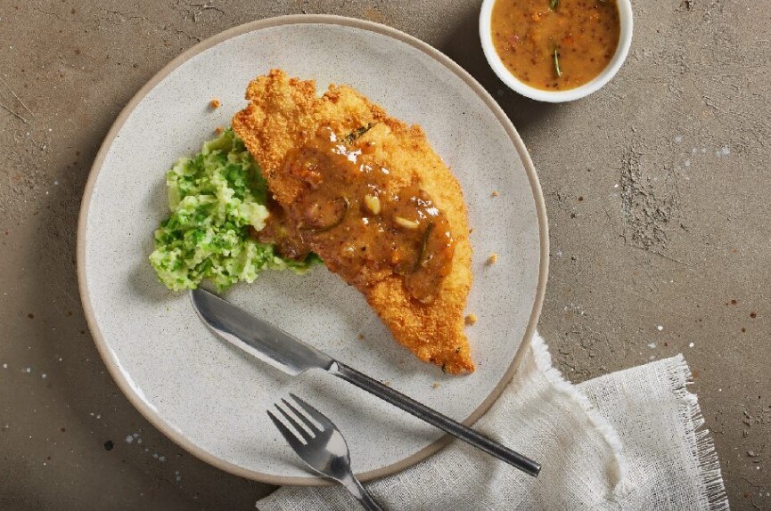 שניצל רוזמרין עם חרדל דיז'ון ורוטב בטעם  קרמל מלוח מוגש לצד פירה אפונה